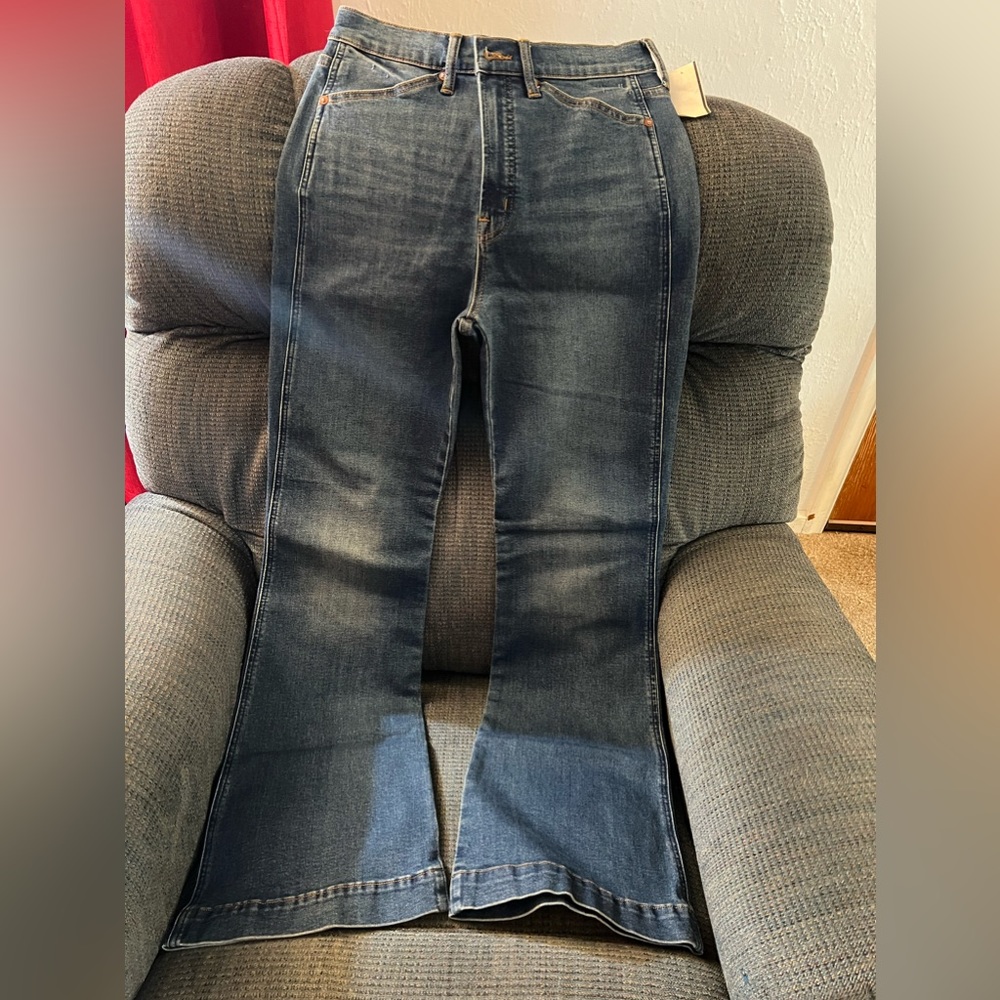 NWT GAP Women’s Flare Jeans Size 8/29 Regular.